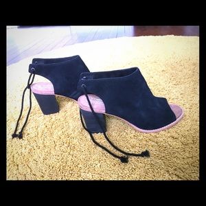 Toms Elba bootie in black suede size 9